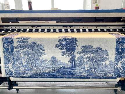 Linen tablecloth, Plaat, beschilderd met een rivierlandschap met kasteel, boerderij en enkele figuren, Frederik van Frytom, 100% linen, PR0330